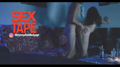 د ښوونځي ښکلې نجلۍ د خپل ملګري سره